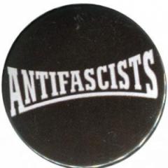 Zum 50mm Magnet-Button "Antifascists" für 3,00 € gehen.