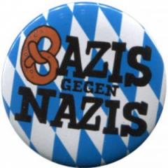 Zum 50mm Magnet-Button "Bazis gegen Nazis (blau/weiß)" für 3,20 € gehen.
