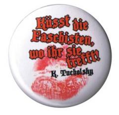Zum 50mm Magnet-Button "Küsst die Faschisten wo ihr sie trefft (Tucholsky)" für 3,00 € gehen.
