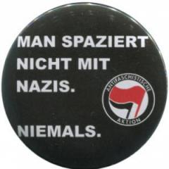 Zum 50mm Magnet-Button "Man spaziert nicht mit Nazis. Niemals." für 3,00 € gehen.
