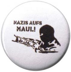 Zum 50mm Magnet-Button "Nazis aufs Maul!" für 3,00 € gehen.