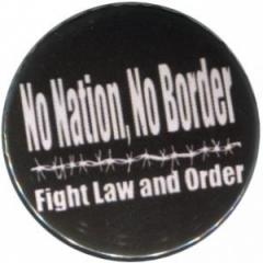 Zum 50mm Magnet-Button "No Nation, No Border - Fight Law And Order" für 3,00 € gehen.