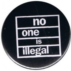 Zum 50mm Magnet-Button "No one is illegal (weiß/schwarz)" für 3,00 € gehen.