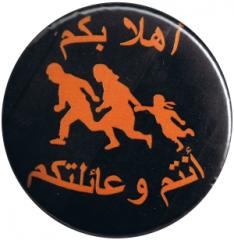Zum 50mm Magnet-Button "Refugees welcome (arabisch)" für 3,00 € gehen.