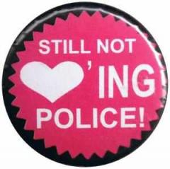 Zum 50mm Magnet-Button "Still not loving Police!" für 3,00 € gehen.