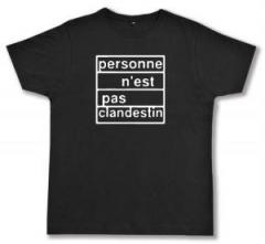 Zum Fairtrade T-Shirt "personne n´est pas clandestin" für 18,10 € gehen.