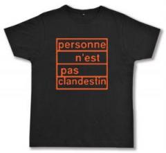 Zum Fairtrade T-Shirt "personne n´est pas clandestin (orange)" für 18,10 € gehen.