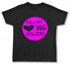 Zum Fairtrade T-Shirt "Still not loving Police" für 18,10 € gehen.