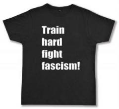 Zum Fairtrade T-Shirt "Train hard fight fascism !" für 19,45 € gehen.