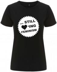 Zum/zur  tailliertes Fairtrade T-Shirt "... still loving feminism" für 18,10 € gehen.
