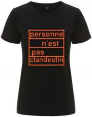 Zum/zur  tailliertes Fairtrade T-Shirt "personne n´est pas clandestin (orange)" für 18,10 € gehen.