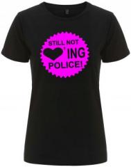 Zum/zur  tailliertes Fairtrade T-Shirt "Still not loving Police! (pink)" für 18,10 € gehen.