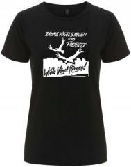 Zum/zur  tailliertes Fairtrade T-Shirt "Zahme Vögel singen von Freiheit. Wilde Vögel fliegen!" für 18,10 € gehen.