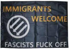 Zur Fahne / Flagge (ca. 150x100cm) "Immigrants Welcome - Fascists Fuck Off" für 16,10 € gehen.