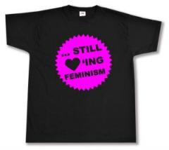 Zum T-Shirt "... still loving feminism (pink)" für 13,12 € gehen.