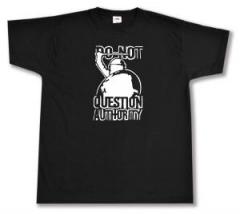 Zum T-Shirt "Do Not Question Authority" für 13,12 € gehen.