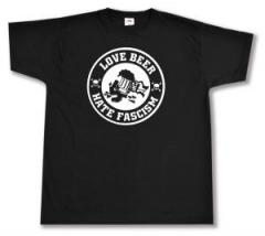 Zum T-Shirt "Love Beer Hate Fascism" für 13,12 € gehen.