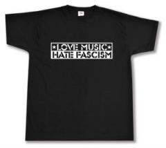 Zum T-Shirt "Love Music Hate Fascism" für 15,00 € gehen.