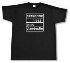 Zum T-Shirt "personne n´est pas clandestin" für 13,12 € gehen.