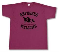 Zum T-Shirt "Refugees welcome (burgund, grauer Druck)" für 13,12 € gehen.
