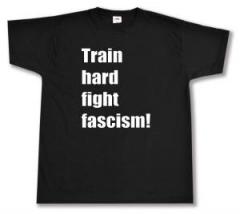 Zum T-Shirt "Train hard fight fascism !" für 13,12 € gehen.