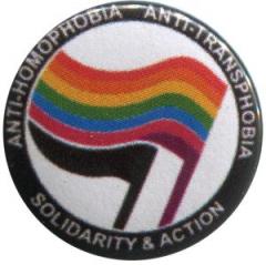 Zum 50mm Button "Anti-Homophobia - Anti-Transphobia - Solidarity and Action" für 1,20 € gehen.