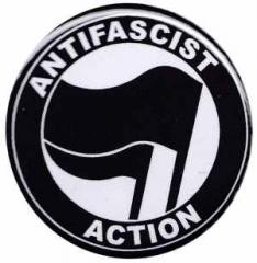 Zum 50mm Button "Antifascist Action (schwarz/schwarz)" für 1,40 € gehen.