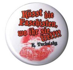 Zum 50mm Button "Küsst die Faschisten wo ihr sie trefft (Tucholsky)" für 1,40 € gehen.