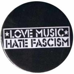 Zum 50mm Button "Love music Hate Fascism" für 1,20 € gehen.