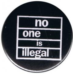 Zum 50mm Button "No one is illegal (weiß/schwarz)" für 1,40 € gehen.