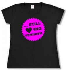 Zum tailliertes T-Shirt "... still loving feminism (pink)" für 14,00 € gehen.
