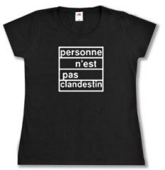 Zum tailliertes T-Shirt "personne n´est pas clandestin" für 14,00 € gehen.