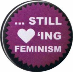 Zum 25mm Button "... still loving feminism" für 0,90 € gehen.