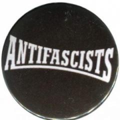 Zum 25mm Button "Antifascists" für 0,90 € gehen.