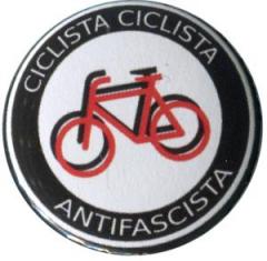 Zum 25mm Button "Ciclista Ciclista Antifascista" für 0,90 € gehen.