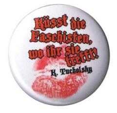 Zum 25mm Button "Küsst die Faschisten wo ihr sie trefft (Tucholsky)" für 0,90 € gehen.