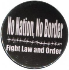Zum 25mm Button "No Nation, No Border - Fight Law And Order" für 0,80 € gehen.