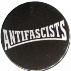 Zum 25mm Magnet-Button "Antifascists" für 2,00 € gehen.