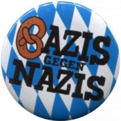 Zum 25mm Magnet-Button "Bazis gegen Nazis (blau/weiß)" für 2,20 € gehen.