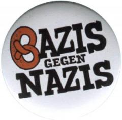Zum 25mm Magnet-Button "Bazis gegen Nazis (weiß)" für 2,20 € gehen.