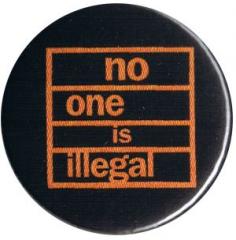 Zum 25mm Magnet-Button "No One Is Illegal (orange/schwarz)" für 2,00 € gehen.