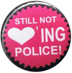 Zum 25mm Magnet-Button "Still not loving Police!" für 2,00 € gehen.