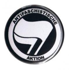 Zum 37mm Button "Antifaschistische Aktion (weiß/schwarz)" für 1,10 € gehen.