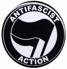Zum 37mm Button "Antifascist Action (schwarz/schwarz)" für 1,00 € gehen.