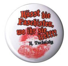 Zum 37mm Button "Küsst die Faschisten wo ihr sie trefft (Tucholsky)" für 1,10 € gehen.