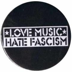 Zum 37mm Button "Love music Hate Fascism" für 1,10 € gehen.