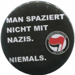 Zum 37mm Button "Man spaziert nicht mit Nazis. Niemals." für 1,00 € gehen.