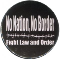 Zum 37mm Button "No Nation, No Border - Fight Law And Order" für 1,10 € gehen.