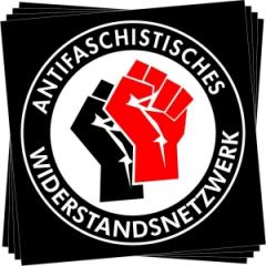 Zum Aufkleber-Paket "Antifaschistisches Widerstandsnetzwerk - Fäuste (schwarz/rot))," für 1,95 € gehen.