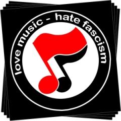 Zum Aufkleber-Paket "love music - hate fascism (Noten)" für 2,00 € gehen.
